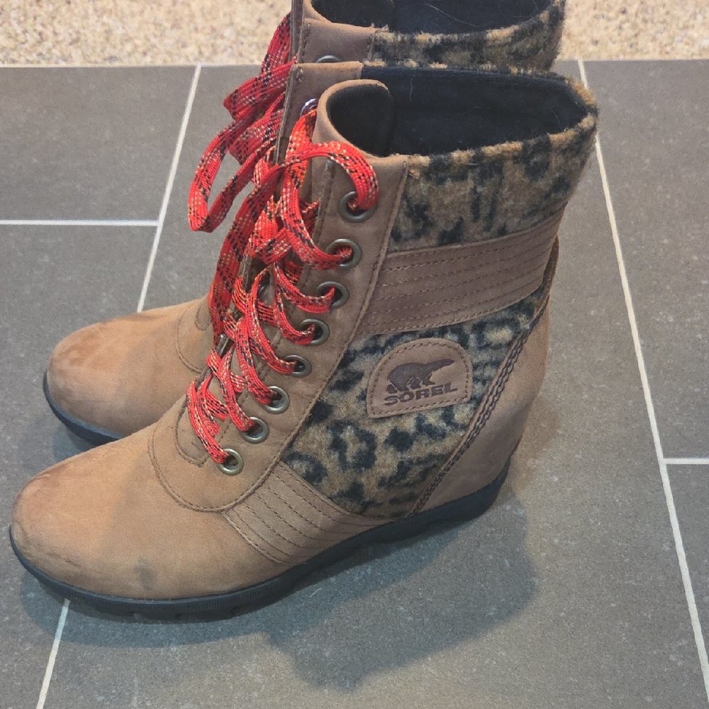 Sorel Women's Tan and Red Lace-Up Boots